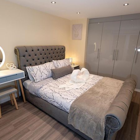 Cosy 1 Bedroom Basement Apartment With Private Patio Area Londres Extérieur photo