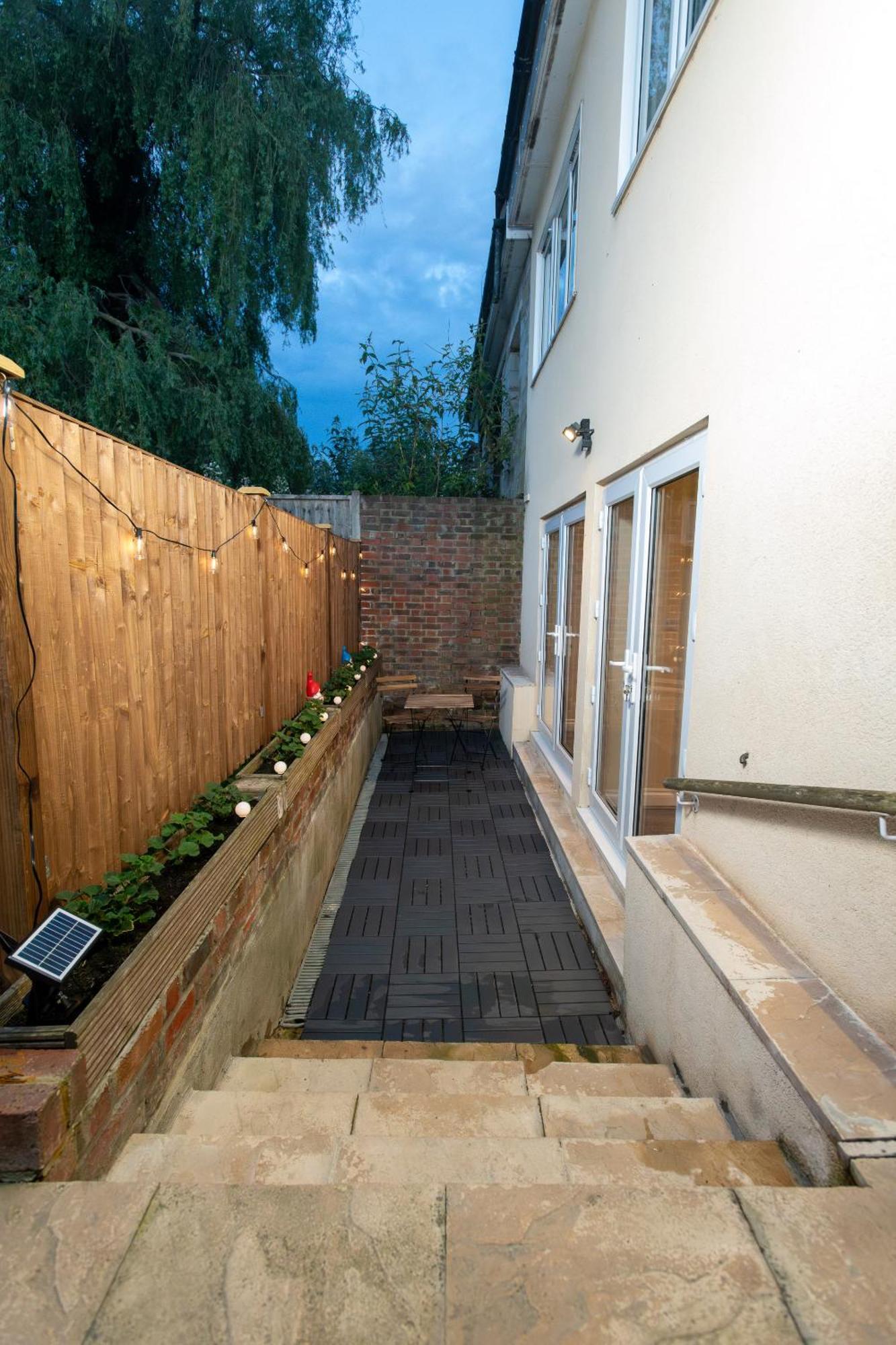 Cosy 1 Bedroom Basement Apartment With Private Patio Area Londres Extérieur photo