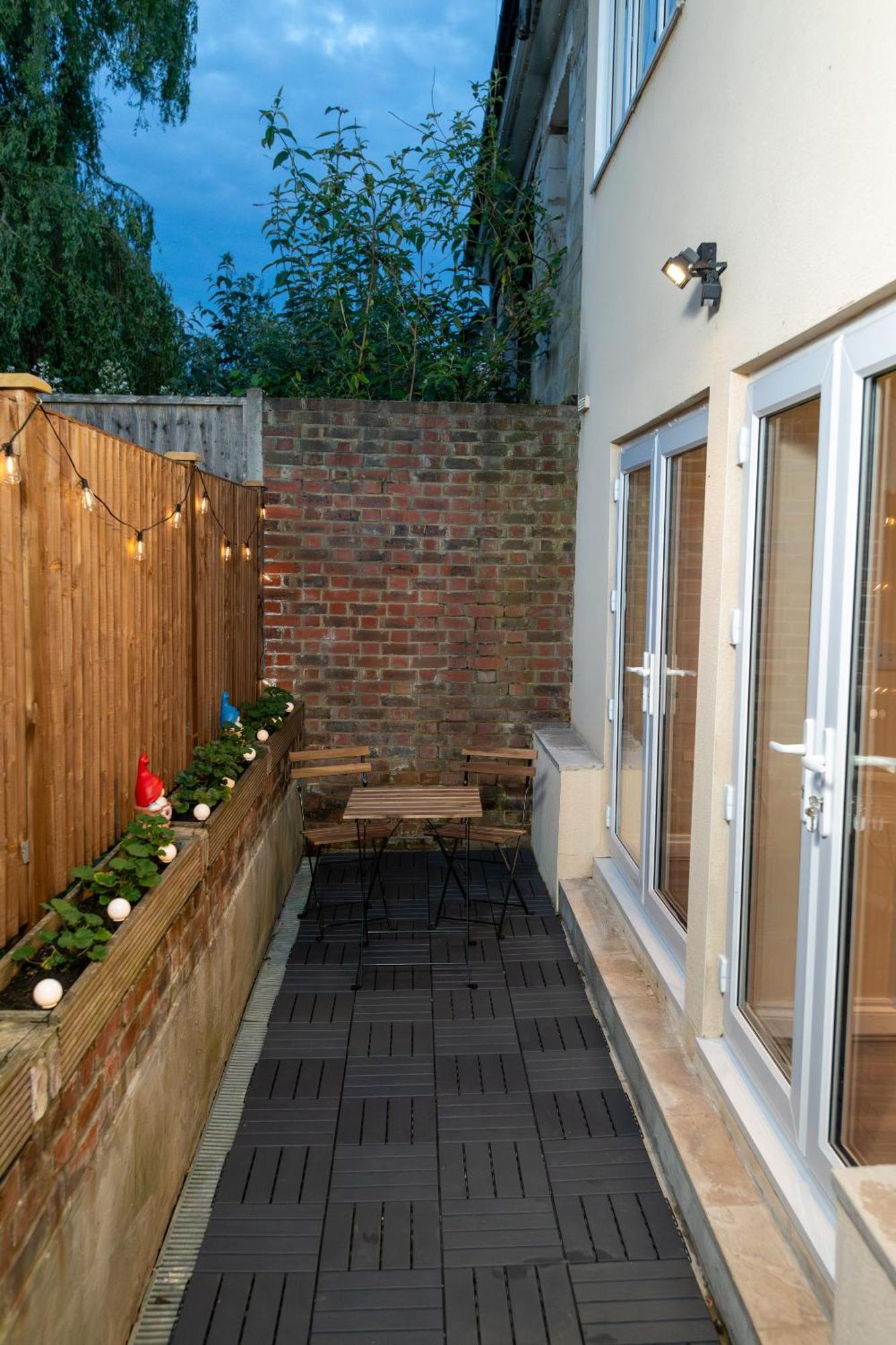 Cosy 1 Bedroom Basement Apartment With Private Patio Area Londres Extérieur photo