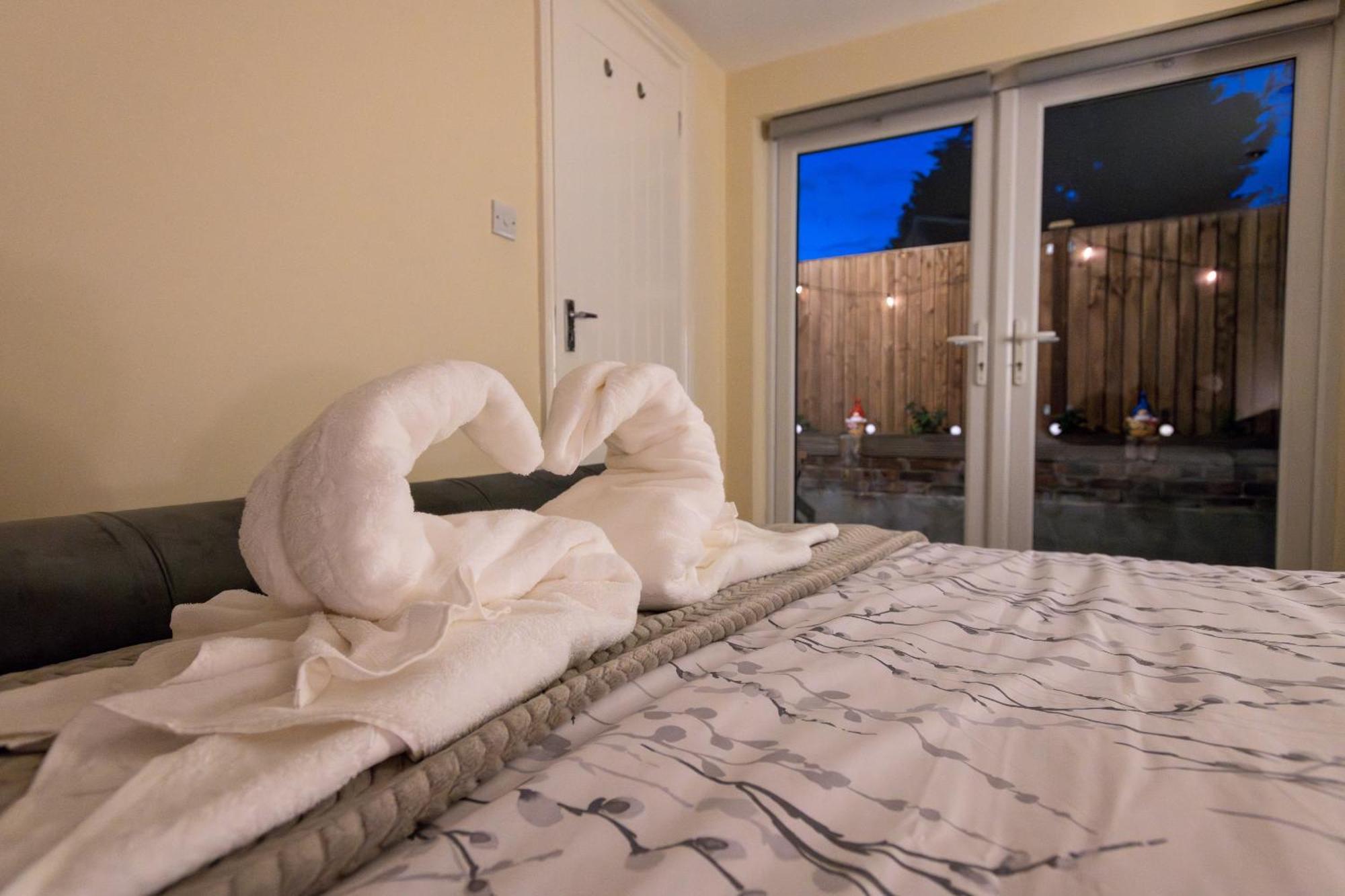 Cosy 1 Bedroom Basement Apartment With Private Patio Area Londres Extérieur photo